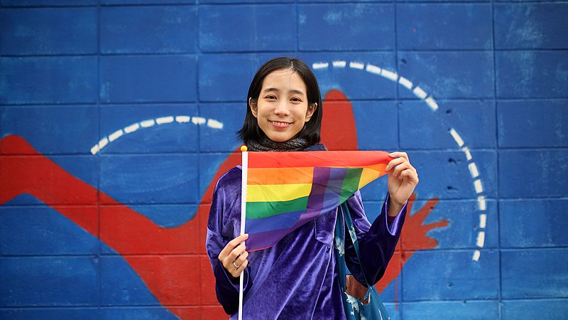 L'attrice Wen Chen-Ling tiene una bandiera LGBT, Taipei.